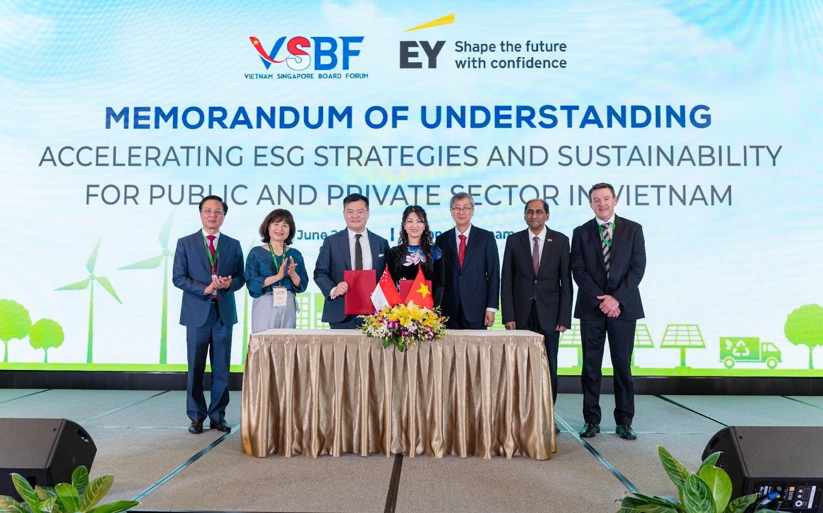 Lễ ký kết giữa VIETSTAR, Sáng lập Diễn đàn quản trị cấp cao Việt Nam – Singapore (VSBF) và Ernst & Young – Singapore