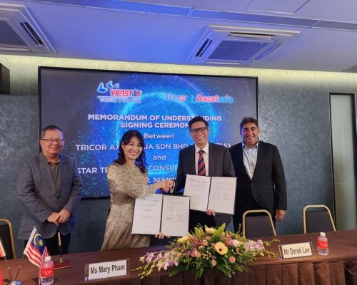 VIETSTAR CEO, Ms. Pham Thi Thu Hang and Senior Managing Director of Tricor Axcelasia, Mr. Derek Lee holding up the MOU on September 30th, 2022 in Malaysia.