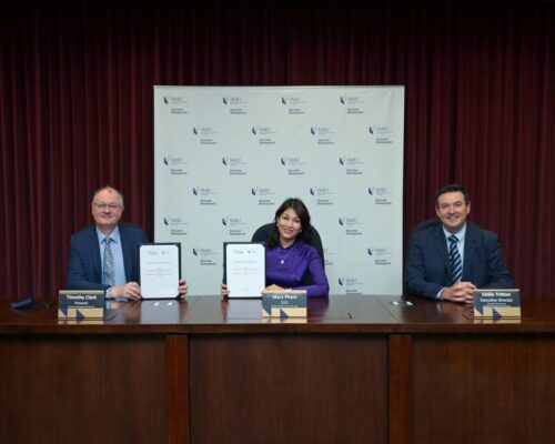 GS.Timothy Clark – Hiệu trưởng của SMU và Bà Phạm Thị Thu Hằng – Giám đốc điều hành VIETSTAR ký kết Biên bản ghi nhớ hợp tác chiến lược